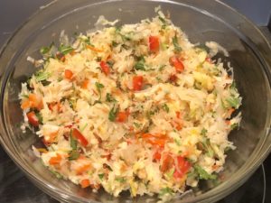 Mieszanie składników surówki z kiszonej kapusty i przypraw