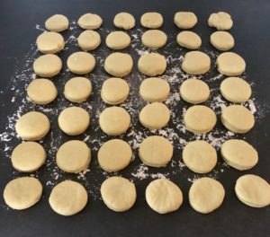 pączki z konfiturą przygotowane do smażenia