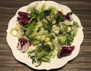 Sałata na dużym półmisku pod sałatkę z indykiem