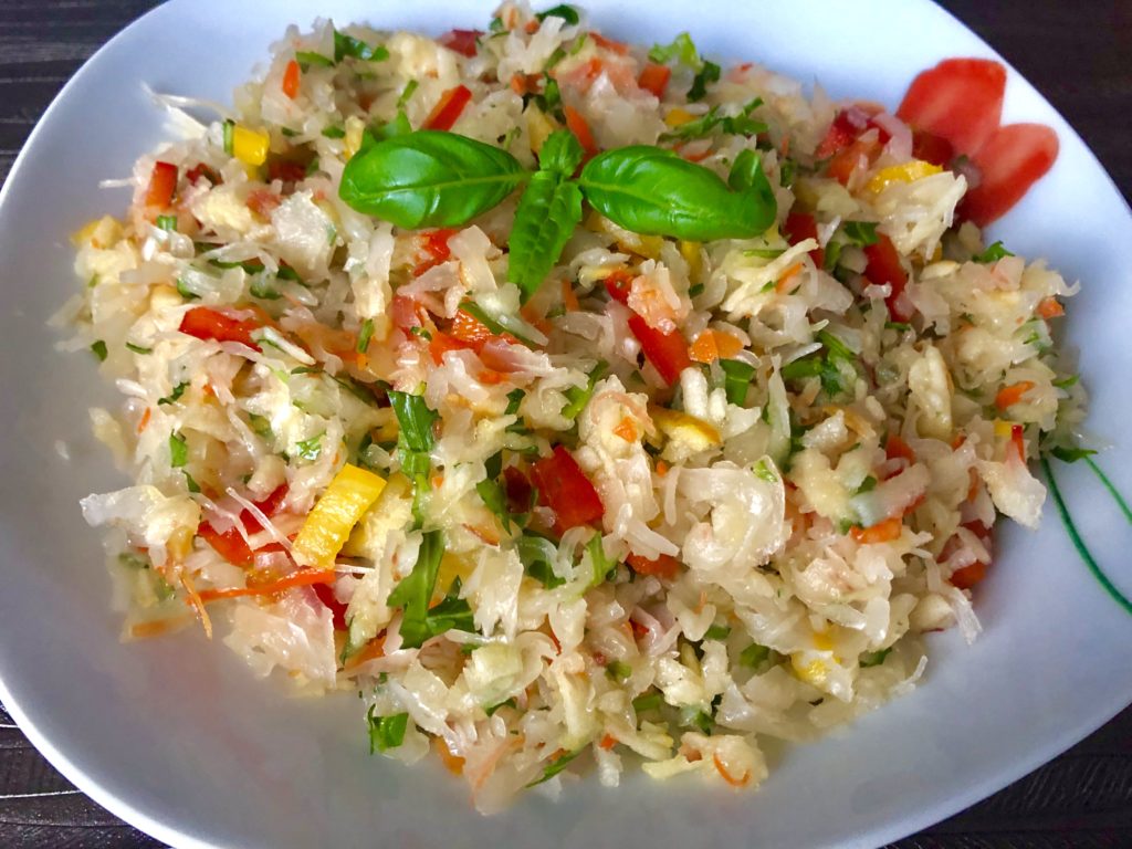 Surówka z kiszonej kapusty