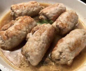 Duszenie roladek schabowych z pieczarkami i serem w sosie