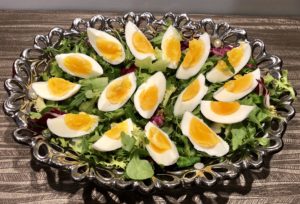 Sałatka nicejska z tuńczykiem z jajkami na sałacie
