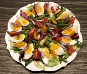 Pomidorki koktajlowe i czerwona cebula w sałatce