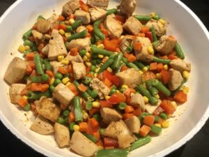 indyk z warzywami w trakcie duszenia