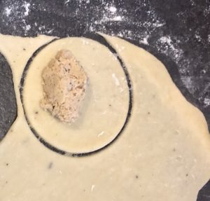 Formowanie pierogów z mięsem