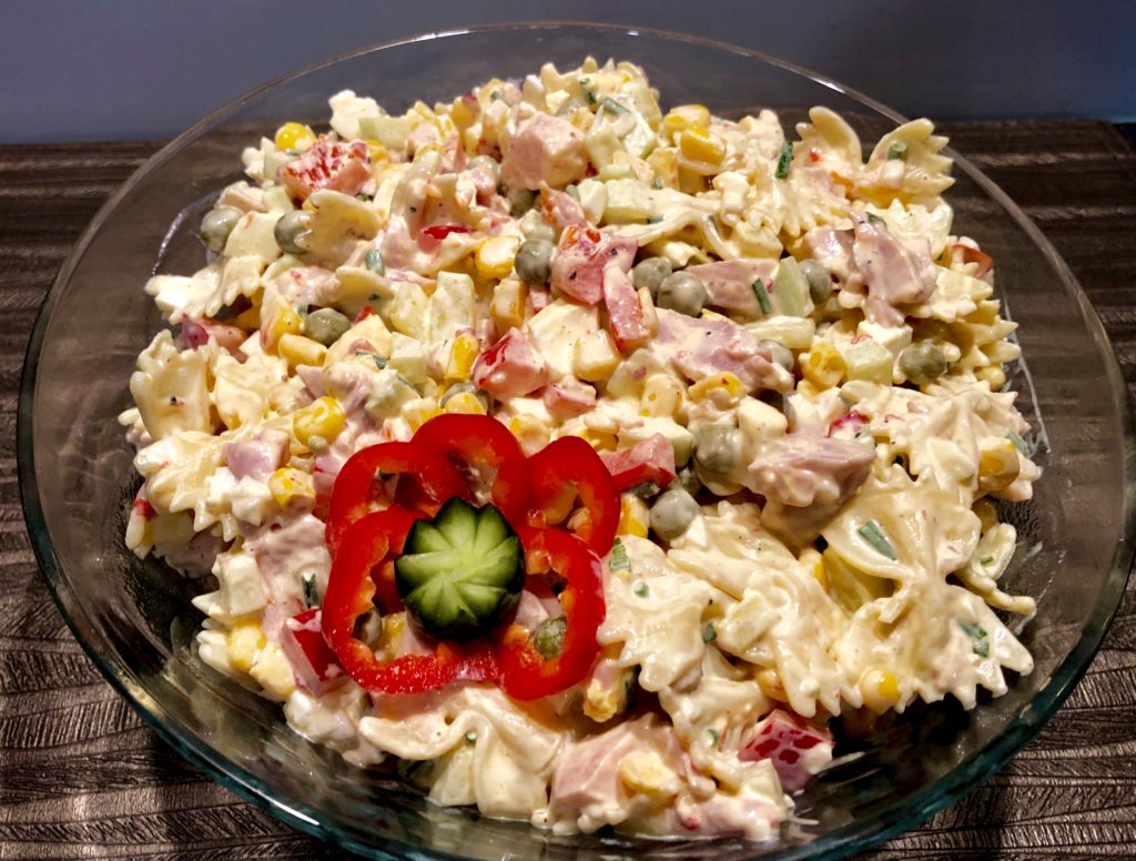 Pyszna sałatka makaronowa z wędzonym kurczakiem