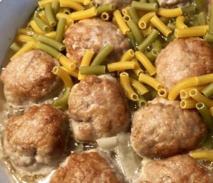 Jednogarnkowe klopsiki z makaronem podczas gotowania