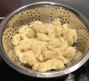 Odcedzanie ugotowanych klusek wielkopolskich