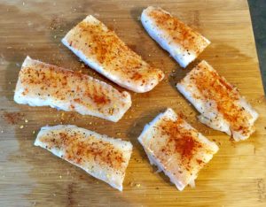 przygotowany dorsz z warzywami przed pieczeniem