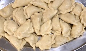 Gotowanie pierogów z mięsem z rosołu