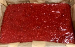 masa malinowa wylana na biszkopt