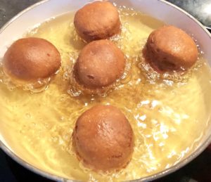 smażenie pączków z konfiturą