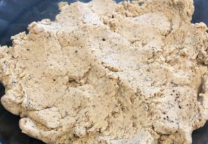 Doprawianie farszu do pierogów z mięsa