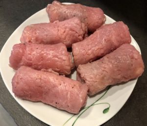 Zwijanie roladek schabowych z pieczarkami i serem