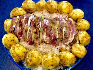 ziemniaki posmarowane marynatą przy schabie faszerowanym