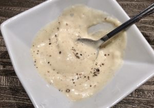 Przygotowanie sosu jogurtowego do sałatki z indykiem