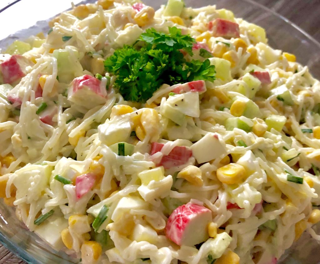 Sałatka z makaronu ryżowego i surimi