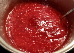 gotowanie masy malinowej