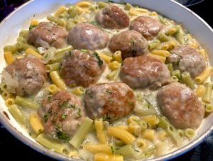 Jednogarnkowe klopsiki z makaronem w sosie koperkowym