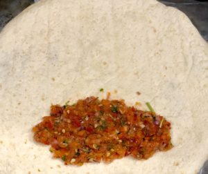 Nakładanie pasty warzywnej na tortillę