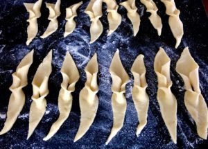 Formowanie faworków z mascarpone przed smażeniem