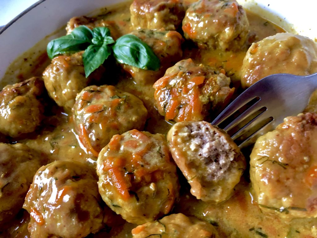 Pulpeciki z indyka w kremowym sosie z kurkumą i marchewką