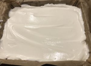 krem śmietanowy na wiśniach w cieście czekoladowym