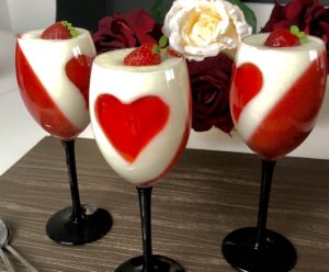 Jogurtowa panna cotta z musem truskawkowym