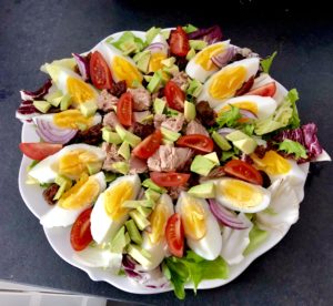 Pomidory w sałatce z awokado i tuńczykiem