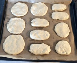 Uformowane bułeczki pszenne na jogurcie ułożone na blaszce