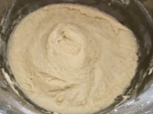 wyrabianie ciasta na pączki jogurtowe