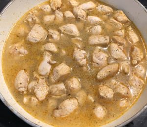 kurczak zalany bulionem w trakcie przygotowania