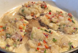 Formowanie kotlecików z ryby i warzyw na patelni