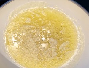 roztopione masło do pączków jogurtowych