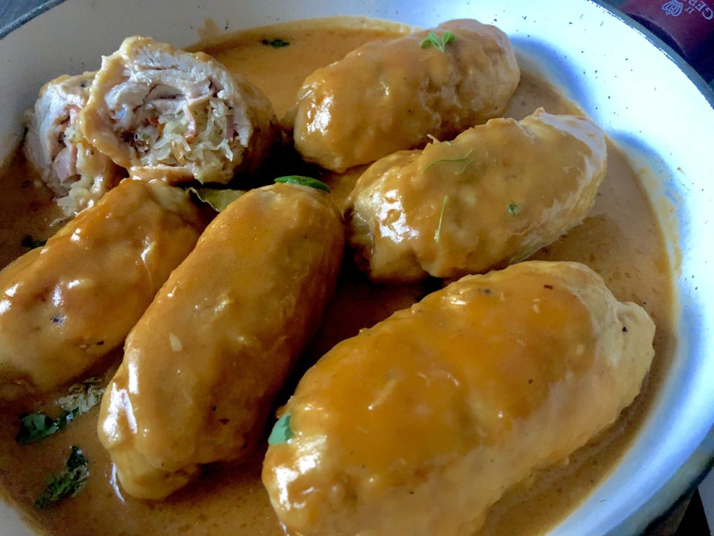 Roladki z kurczaka z boczkiem i kapustą