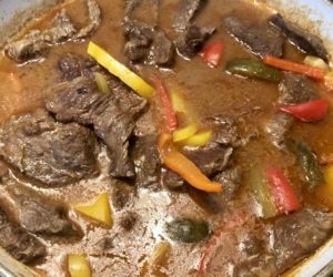 Doprawianie strogonowa wołowego koncentratem i musztardą