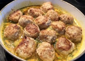 Pulpeciki z indyka w kremowym sosie podczas duszenia