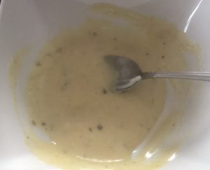 Przygotowanie sosu do sałatki z tuńczykiem i awokado