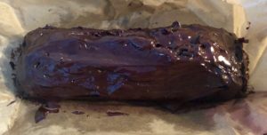 dekorowanie polewą czekoladowego ciasta na białkach