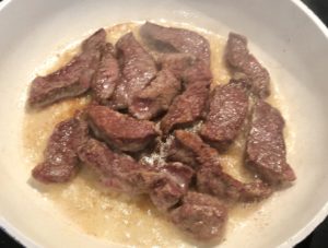 Smażenie wołowiny do strogonowa