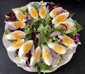 Czerwona cebula dodana do sałatki z tuńczykiem