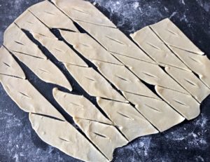 Ciasto na faworki z mascarpone pokrojone w paski