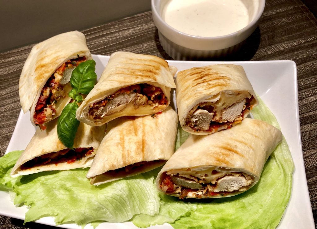 Tortilla z chrupiącym kurczakiem i warzywami