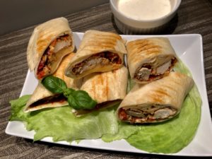 Tortilla z chrupiącym kurczakiem i warzywami