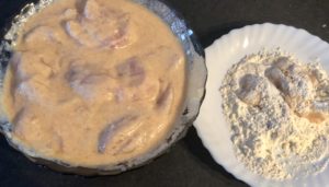 Obtaczanie kurczaka w mące do chrupiącej tortilli