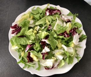 Baza sałatki z tuńczykiem i awokado przygotowana na talerzu