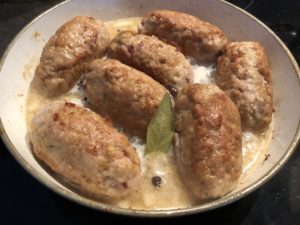 Roladki faszerowane z mięsa mielonego duszone w aromatycznym sosie