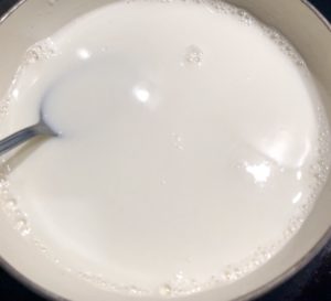 przygotowanie mlecznej warstwy do walentynkowego ciasta