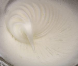 ubijanie białek na pianę do ciasta czekoladowego z wiśniami