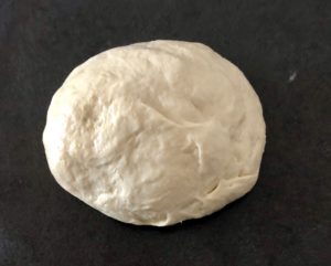 Ciasto przygotowane na bułeczki jogurtowe przed wyrastaniem